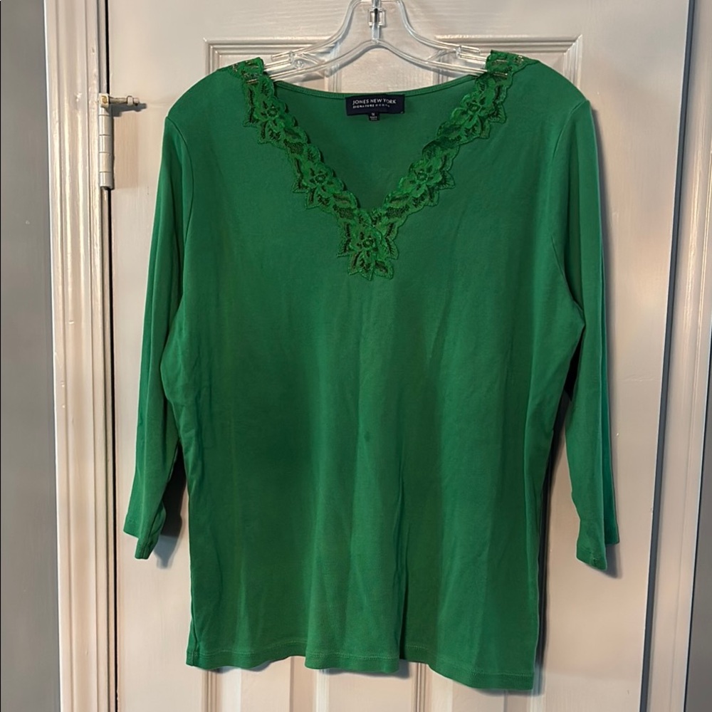 Jones New York bright green 3/4 sleeve top with lace neckline